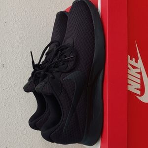 Nike Tanjun Black/Black-Anthracite
